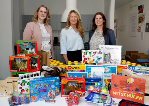 “تسليم الهدايا في بيت المؤسسة مع “الجيران من دورينت